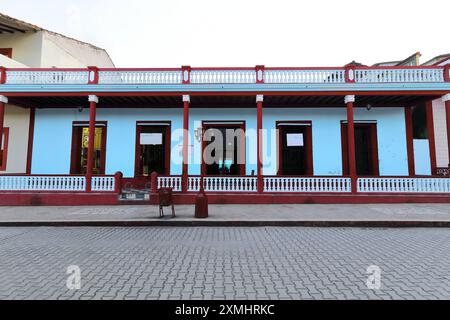 558 Casa Cultura Municipal Cecilio Gomez Lambert Culture House, XIX Jahrhundert 2nd.half machte eine einstöckige eklektische Fassade an der 124 Maceo Street. Baracoa-Kuba. Stockfoto