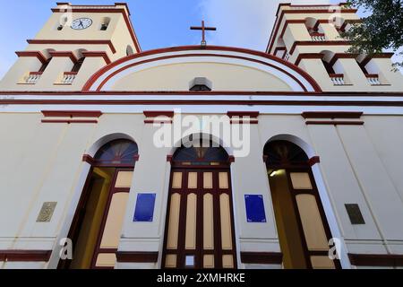 559 neoklassizistische Portikade der Nuestra Senora de la Ascension-Our Lady of Assumption Co-Cathedral im Parque Independencia Park. Baracoa-Kuba. Stockfoto