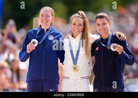 Elancourt, Frankreich. Juli 2024. Goldmedaillengewinnerin Pauline Ferrand Vorwahl des Teams France (C), Silbermedaillengewinner Haley Batten vom Team United States (L) und Bronzemedaillengewinner Jenny Rissveds vom Team Sweden (R) posieren auf dem Podium während des Women's Cross-Country Cycling Mountain Bike Gold Medal Race am zweiten Tag der Olympischen Spiele Paris 2024 in Elancourt Hill am 28. Juli 2024 in Elancourt. Frankreich. Quelle: Abaca Press/Alamy Live News Stockfoto