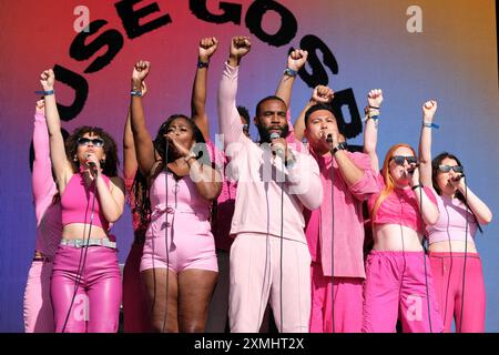 Lulworth, Großbritannien. Juli 2024. Die britische Rock Gospel Chorgruppe House Gospel Choir aus London trat live auf der Bühne des Camp Bestival Family Festivals auf. House Gospel Choir, oft auch als HGC bezeichnet, ist eine in London ansässige Gesangsgruppe, die aus über 150 Mitgliedern verschiedener religiöser und ethnischer Herkunft besteht. Der House Gospel Choir wurde von der Sängerin Natalie Maddix gegründet (Foto: Dawn Fletcher-Park/SOPA Images/SIPA USA) Stockfoto