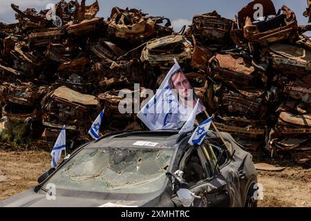 Tekumah-Autohof in Süd-Israel, wo die Behörden Hunderte von Fahrzeugen von Opfern und Tätern der palästinensischen Truppen sammelten und säuberten Stockfoto