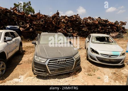 Tekumah-Autohof in Süd-Israel, wo die Behörden Hunderte zerstörter Fahrzeuge von Opfern und Tätern des Kumpels sammelten und säuberten Stockfoto