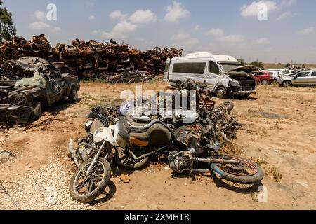 Verrostete Rahmen von Autos und Motorrädern auf dem Tekumah-Autofriedhof in Südisrael, wo die Behörden Hunderte zerstörter Ver sammelten und säuberten Stockfoto