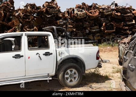 Tekumah-Autohof in Süd-Israel, wo die Behörden Hunderte zerstörter Fahrzeuge von Opfern und Tätern des Kumpels sammelten und säuberten Stockfoto