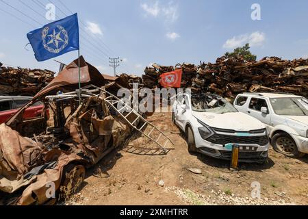 Tekumah-Autohof in Süd-Israel, wo die Behörden Hunderte zerstörter Fahrzeuge von Opfern und Tätern des Kumpels sammelten und säuberten Stockfoto