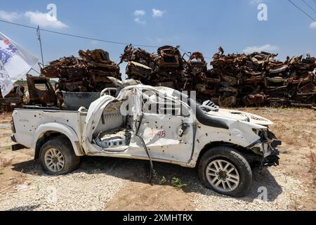 Tekumah-Autohof in Süd-Israel, wo die Behörden Hunderte zerstörter Fahrzeuge von Opfern und Tätern des Kumpels sammelten und säuberten Stockfoto