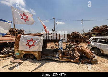 Tekumah-Autohof in Süd-Israel, wo die Behörden Hunderte von Fahrzeugen von Opfern und Tätern der palästinensischen Truppen sammelten und säuberten Stockfoto