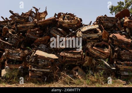 Auf dem Tekumah-Autofriedhof im Süden Israels, wo die Behörden Hunderte von zerstörten Fahrzeugen von V sammelten und säuberten Stockfoto