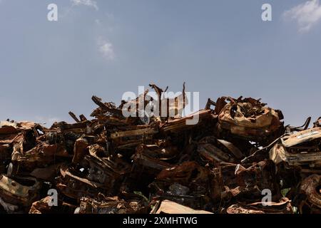 Auf dem Tekumah-Autofriedhof im Süden Israels, wo die Behörden Hunderte von zerstörten Fahrzeugen von V sammelten und säuberten Stockfoto