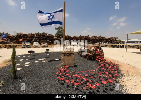 Tekumah-Autohof in Süd-Israel, wo die Behörden Hunderte von Fahrzeugen von Opfern und Tätern der palästinensischen Truppen sammelten und säuberten Stockfoto