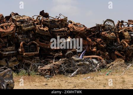 Auf dem Tekumah-Autofriedhof im Süden Israels, wo die Behörden Hunderte von zerstörten Fahrzeugen von V sammelten und säuberten Stockfoto