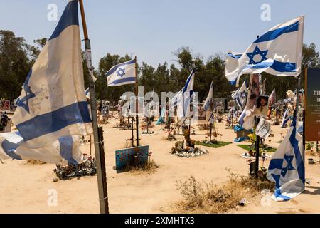 Gedenkstätte für die Opfer eines palästinensischen Terroranschlags am 7. Oktober 2023 am Ort des Nova Music Festivals in Südisrael. Mehr als 400 Stockfoto