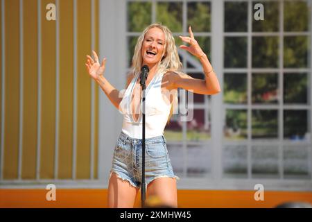 ARD - immer wieder Sonntags. Sängerin Christin stark während der ARD - Unterhaltungsshow immer wieder Sonntags am 28.07.2024 im Europapark Rust. 20240728MWI155435 *** ARD immer wieder Sonntags-Sängerin Christin stark während der ARD-Unterhaltungsshow immer wieder Sonntags am 28. 07 2024 im Europapark Rust 20240728MWI155435 Stockfoto