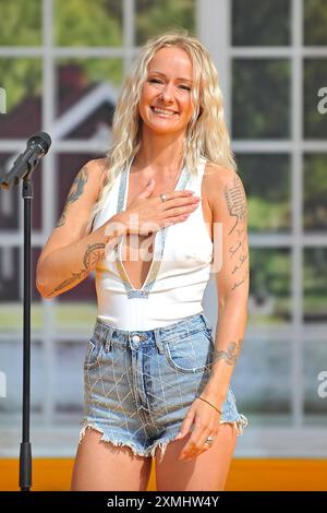 ARD - immer wieder Sonntags. Sängerin Christin stark während der ARD - Unterhaltungsshow immer wieder Sonntags am 28.07.2024 im Europapark Rust. 20240728MWI155479 *** ARD immer wieder Sonntags-Sängerin Christin stark während der ARD-Unterhaltungsshow immer wieder Sonntags am 28. 07 2024 im Europapark Rust 20240728MWI155479 Stockfoto