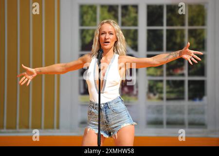 ARD - immer wieder Sonntags. Sängerin Christin stark während der ARD - Unterhaltungsshow immer wieder Sonntags am 28.07.2024 im Europapark Rust. 20240728MWI155408 *** ARD immer wieder Sonntags-Sängerin Christin stark während der ARD-Unterhaltungsshow immer wieder Sonntags am 28. 07 2024 im Europapark Rust 20240728MWI155408 Stockfoto