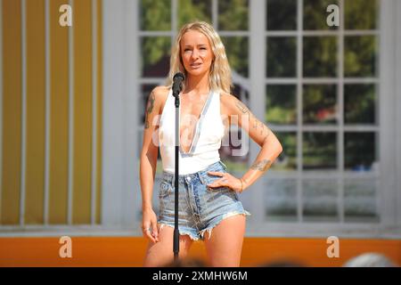 ARD - immer wieder Sonntags. Sängerin Christin stark während der ARD - Unterhaltungsshow immer wieder Sonntags am 28.07.2024 im Europapark Rust. 20240728MWI155392 *** ARD immer wieder Sonntags-Sängerin Christin stark während der ARD-Unterhaltungsshow immer wieder Sonntags am 28. 07 2024 im Europapark Rust 20240728MWI155392 Stockfoto