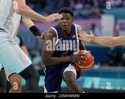 Lille, Frankreich. Juli 2024. Anthony Edwards aus den USA wird von Serbien bei den Olympischen Sommerspielen in Lille, Frankreich, am Sonntag, den 28. Juli 2024 in seinem Basketball-Spiel der Gruppe C bewacht. Foto: Paul Hanna/UPI Credit: UPI/Alamy Live News Stockfoto