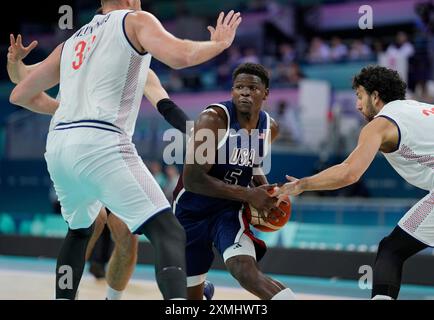 Lille, Frankreich. Juli 2024. Anthony Edwards aus den USA wird von Serbien bei den Olympischen Sommerspielen in Lille, Frankreich, am Sonntag, den 28. Juli 2024 in seinem Basketball-Spiel der Gruppe C bewacht. Foto: Paul Hanna/UPI Credit: UPI/Alamy Live News Stockfoto