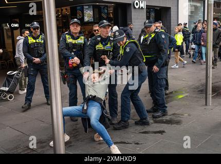 Melbourne, Australien. Juli 2024. Eine Demonstrantin wird weggeschleppt, als sie verhaftet wird, nachdem sie sich weigerte, während der Demonstration auf Polizeibefehle zu hören. Das feuchte Wetter in Melbourne konnte die 42. Woche der wöchentlichen kostenlosen Palästinafahrtskundgebungen in Melbourne nicht stoppen. Diese Woche war die Polizei höher, sogar mit einem Passanten, der nun wöchentlich Mitglied des Protestes geworden ist. Sie wird verhaftet, nachdem sie sich weigerte, Polizeibefehle anzuhören. Quelle: SOPA Images Limited/Alamy Live News Stockfoto