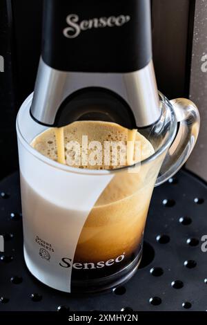 SENSEO Glasbecher mit frisch gebrühtem Kaffee aus der Kaffeepadmaschine Stockfoto