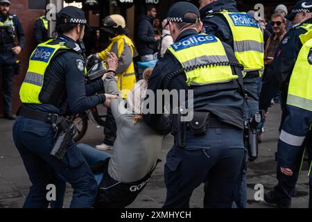 Melbourne, Australien. Juli 2024. Eine Demonstrantin wird weggeschleppt, als sie verhaftet wird, nachdem sie sich weigerte, während der Demonstration auf Polizeibefehle zu hören. Das feuchte Wetter in Melbourne konnte die 42. Woche der wöchentlichen kostenlosen Palästinafahrtskundgebungen in Melbourne nicht stoppen. Diese Woche war die Polizei höher, sogar mit einem Passanten, der nun wöchentlich Mitglied des Protestes geworden ist. Sie wird verhaftet, nachdem sie sich weigerte, Polizeibefehle anzuhören. (Foto: Gemma Hubeek/SOPA Images/SIPA USA) Credit: SIPA USA/Alamy Live News Stockfoto