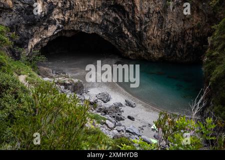 Wunderschöner Versteckter Strand. Die Saraceno Grotte Liegt Direkt Am Meer In Salerno, Kampanien, Salerno, Italien Stockfoto