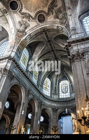 Decke der barocken katholischen Kirche Saint-Sulpice, erbaut im 17. Jahrhundert, in Place Saint-Sulpice, Quartier Latin, 6. Arrondissement von Paris, Frankreich Stockfoto