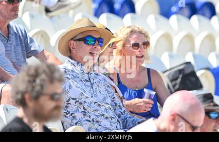 Hove UK 28. Juli 2024 - Fans genießen die heiße Sonne, während sie das Cricket-Spiel zwischen Sussex Sharks und Warwickshire auf dem 1st Central County Ground in Hove sehen: Credit Simon Dack /TPI/ Alamy Live News Stockfoto