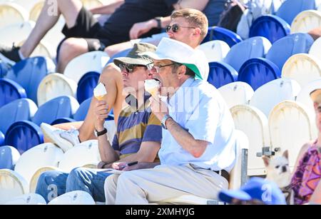 Hove UK 28. Juli 2024 - Fans genießen die heiße Sonne, während sie das Cricket-Spiel zwischen Sussex Sharks und Warwickshire auf dem 1st Central County Ground in Hove sehen: Credit Simon Dack /TPI/ Alamy Live News Stockfoto