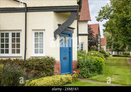 Port Sunlight, Wirral, Großbritannien - 26. Juli 2024 - Eingang mit einer alten Tür an der Ecke eines Hauses in einer Reihe von Häusern Stockfoto