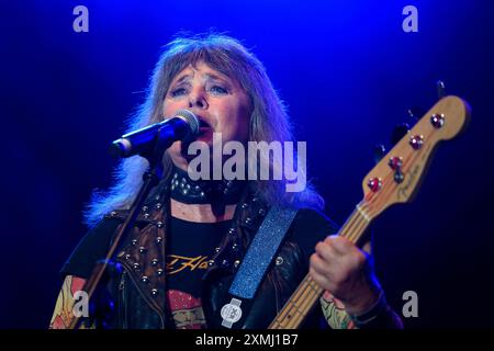 Sängerin Suzi Quatro bei ihrem Auftritt im Rahmen des Festivals Lieder am See 2024 in Franken. Spalt, 27.07.2024 Bayern Deutschland *** Sängerin Suzi Quatro während ihres Auftritts beim Festival Lieder am See 2024 in Franken Spalt, 27 07 2024 Bayern Deutschland Copyright: XDwixAnoraganingrumx Stockfoto