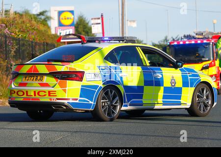 Fahrzeuge der West Yorkshire Police Force wurden als Straßensperren bei einem Brand in Arnley, Leeds, West Yorkshire, Großbritannien verwendet Stockfoto