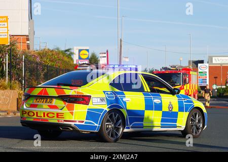 Fahrzeuge der West Yorkshire Police Force wurden als Straßensperren bei einem Brand in Arnley, Leeds, West Yorkshire, Großbritannien verwendet Stockfoto