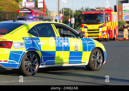 Fahrzeuge der West Yorkshire Police Force wurden als Straßensperren bei einem Brand in Arnley, Leeds, West Yorkshire, Großbritannien verwendet Stockfoto