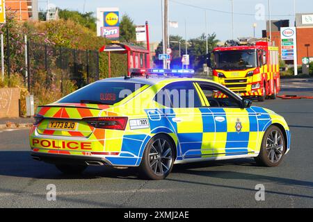 Ein Polizeiauto, das als Straßensperre bei einem Vorfall in Armley, Leeds, West Yorkshire, Großbritannien benutzt wurde Stockfoto