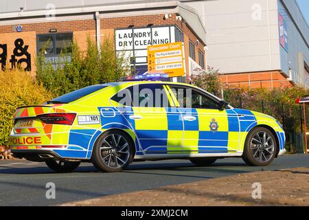 Ein Polizeiauto, das als Straßensperre bei einem Vorfall in Armley, Leeds, West Yorkshire, Großbritannien benutzt wurde Stockfoto