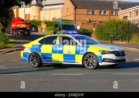 Fahrzeuge der West Yorkshire Police Force wurden als Straßensperren bei einem Brand in Arnley, Leeds, West Yorkshire, Großbritannien verwendet Stockfoto