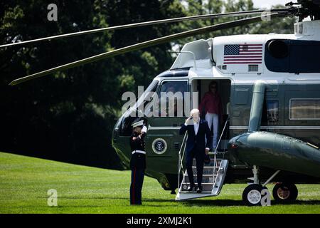 Washington, Usa. Juli 2024. Präsident Joe Biden grüßt nach seiner Ankunft auf Marine One in Washington, DC, am Sonntag, den 28. Juli 2024. Foto von Tierney L. Cross/UPI Credit: UPI/Alamy Live News Stockfoto