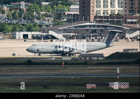 Ramstein Miesenbach, Deutschland. Juli 2024. Eine Lockheed C-5B Galaxie der US Air Force (USAF) steht auf dem Asphalt der Ramstein Air Base. Quelle: Silas Stein/dpa/Alamy Live News Stockfoto