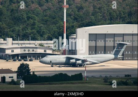 Ramstein Miesenbach, Deutschland. Juli 2024. Eine Lockheed C-5B Galaxie der US Air Force (USAF) steht auf dem Asphalt der Ramstein Air Base. Quelle: Silas Stein/dpa/Alamy Live News Stockfoto