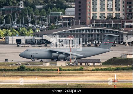 Ramstein Miesenbach, Deutschland. Juli 2024. Eine Lockheed C-5B Galaxie der US Air Force (USAF) steht auf dem Asphalt der Ramstein Air Base. Quelle: Silas Stein/dpa/Alamy Live News Stockfoto