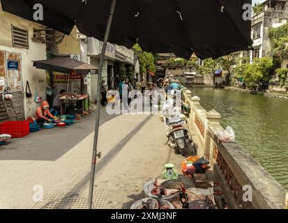 Straßenszene in Hanoi Vietnam mit privaten Imbissständen Stockfoto