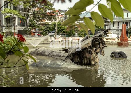 B-52 im Huu Tiep Lake in Hanoi Vietnam abgestürzt Stockfoto