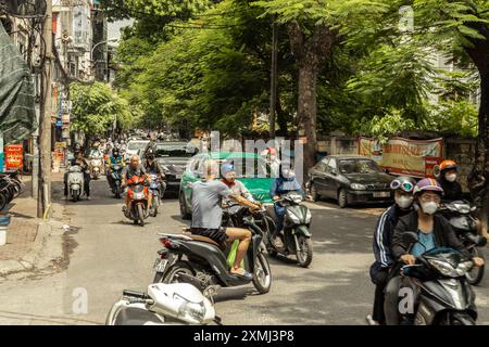 Straßenszene in Hanoi mit Rollerverkehr Stockfoto