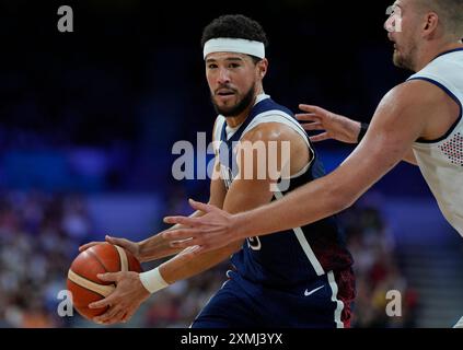 Lille, Frankreich. Juli 2024. Devin Booker aus den USA wird von Serbien bei den Olympischen Sommerspielen in Lille, Frankreich, am Sonntag, den 28. Juli 2024 in seinem Basketball-Spiel der Gruppe C bewacht. Foto: Paul Hanna/UPI Credit: UPI/Alamy Live News Stockfoto