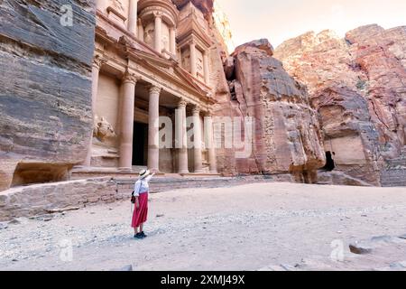 Reisende ohne Menschen in der antiken Stadt Petra, die sich die Schatzkammer oder Al-khazneh anschaut, berühmte Reise Stockfoto