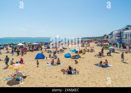 West Cliff Beach, Bournemouth, Großbritannien - 28. Juli 2024: Ein Strand voller Sonnenanbeter, der das sonnige Wetter genießt. Stockfoto