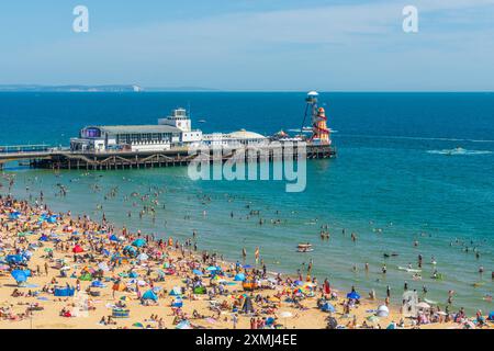 West Cliff Beach, Bournemouth, Großbritannien - 28. Juli 2024: Blick von der Klippe des Bournemouth Pier und den überfüllten Strand von Menschen, die das heiße Wetter genießen. Stockfoto