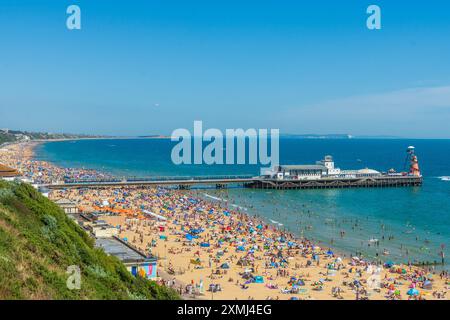 West Cliff Beach, Bournemouth, Großbritannien - 28. Juli 2024: Blick von der Klippe des Bournemouth Pier und den überfüllten Strand von Menschen, die das heiße Wetter genießen. Stockfoto