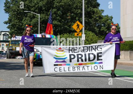 Harrisburg, Usa. Juli 2024. Eine Delegation der Reading Pride Celebration nimmt am 27. Juli 2024 an der Pride Parade in Harrisburg, Pennsylvania, Teil. Die Parade kehrte 2024 mit Unterstützung der Bürgermeisterin von Harrisburg Wanda Williams nach einer 12-jährigen Pause zurück. (Foto: Paul Weaver/SIPA USA) Credit: SIPA USA/Alamy Live News Stockfoto